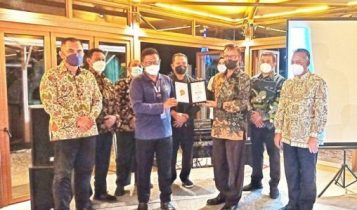 Oleh Deputi Bidang Pembudayaan Olahraga Kemenpora RI Dr Raden Isnanta kepada Group General Manager GGM PT. BRC Abdul Wahab di The Anmon Kawasan Pariwisata Lagoi.