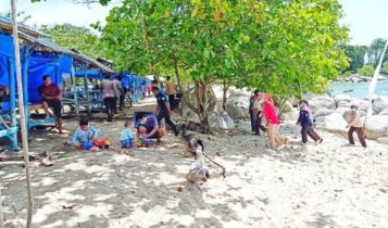 Pengunjung di pantai Trikora Bintan diimbau mewaspadai angin kencang dan gelombang.