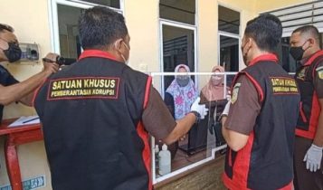 Penyidik Kejaksaan Negeri Bintan saat melakukan Penggeledahan dan pemeriksaan di Puskesmas dan Dinas Kesehatan Bintan Penyidik Kejaksaan Negeri Bintan saat melakukan Penggeledahan dan pemeriksaan di Puskesmas dan Dinas Kesehatan Bintan