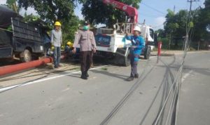 Petugas PLN dan Kepolisian saat melakukan evakuasi terhadap tiang Listrik yang Ditabrak Pickup.