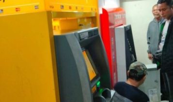 Petugas bank dan Polisi saat melakukan Pengecekan ATM Maybank yang dicoba dibobol dan dicongkel Tersangka Mustawfa di Swalayan Pinang Sentosa Petugas bank dan Polisi saat melakukan Pengecekan ATM Maybank yang dicoba dibobol dan dicongkel Tersangka Mustawfa di Swalayan Pinang Sentosa