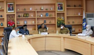 Pjs.Sekda Kepri Lamidi dan sejumlah Pejabat lainya di Kepri sat mengikuti Rakor bersama Mendagri. Pjs.Sekda Kepri Lamidi dan sejumlah Pejabat lainya di Kepri sat mengikuti Rakor bersama Mendagri.