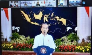 Presiden Joko Widodo saat memberi arahan kepada seluruh Kepala daerah agar tetap waspada dalam penanganan varian bari Omocron scaled