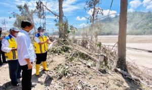 Presiden Jokowi saat meninjau langsung lokasi terdampak erupsi Gunung Semeru di Kabupaten Lumajang Jatim
