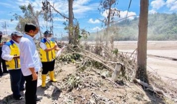 Presiden Jokowi saat meninjau langsung lokasi terdampak erupsi Gunung Semeru di Kabupaten Lumajang Jatim