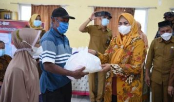 TP PKK Kepri membagikan paket sembako kepada masyarakat dalam rangka menyambut hari ibu.