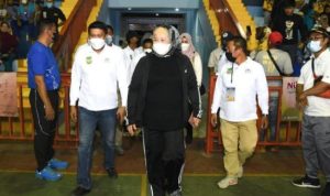 Wakil Gubernur Kepri Marlin Agustina saat menghadiri Turnamen Bola Volly di Batam