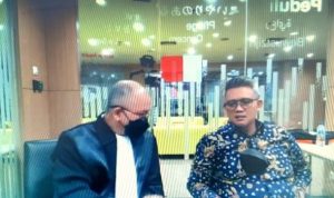 Bupati Bintan non Aktif Terdakwa Apri Sujadi saat menghadiri Sidang dugaan Korupsi Pengaturan kuota Rokok secara online bersama kuasa hukumnya dari Jakarta