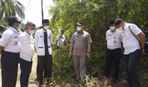 Bupati Lingga Muhammad Nizar saat melakukan peninjauan dititik lahan pembangunan Puskesmas di Desa Rejai.