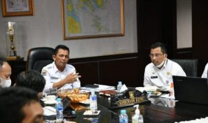 Gubernur Ansar memimpin rapat progres pembangunan PLBN Serasan.