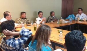 Gubernur Kepri Ansar Ahmad besama sejumlah Asosiasi Pariwisata se Kepri di Batam scaled
