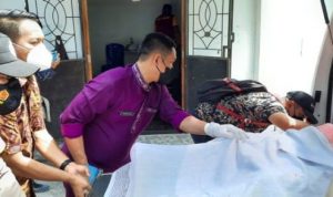 Jasad korban Almarhum Andi Yoseph 76 yang ditemukan tewas di ruang PKK kelurahan TPI.Kota dievakuasi.