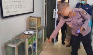 Kapolsek Tanjungpinang Timur AKP Syafrudin saat menunjukan barang bukti kotak amal di Mapolsek Tanjungpinang Timur scaled
