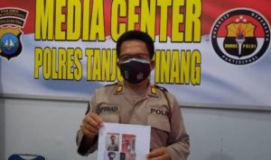 Kepala seksi Kasi Humas Polres Tanjungpinang AKP Suprihadi Hantono saat Eskpos dan menunjukan gambar Tersangka narkoba dan Barang Bukti Narikoba scaled