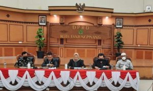 Ketua DPRD Tanjungpinang Yuniarni Putoko Weni dan Ketua Tim Panitia Hak Angket Momon Faulanda Adinata berserta anggota DPRD Ashadi Selayar di ruang rapat DPRD Tanjungpinang scaled