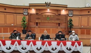 Ketua DPRD Tanjungpinang Yuniarni Putoko Weni dan Ketua Tim Panitia Hak Angket Momon Faulanda Adinata berserta anggota DPRD Ashadi Selayar di ruang rapat DPRD Tanjungpinang scaled