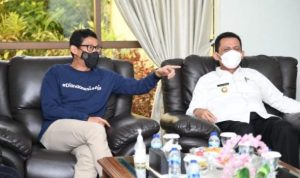 Menteri Parieisata Sandiaga Uno saat berdiskusi dengan Gubernnur Kepri Ansar Ahmad