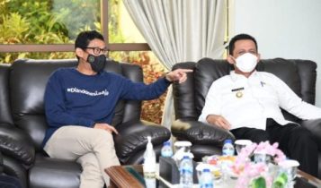 Menteri Parieisata Sandiaga Uno saat berdiskusi dengan Gubernnur Kepri Ansar Ahmad