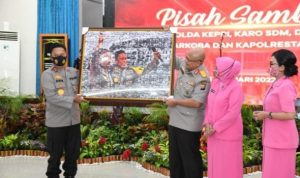 Pisah Sambut Wakapolda Kepri Kapolda Kepri Irjen Pol Aris Budiman memberikan pemberikan kenang kenangan ke mantan Wakapolda Kepri Brigjen Pol Darmawan scaled