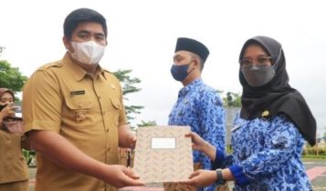 Plt Bupati Bintan menyerahkan SK PNS. Plt Bupati Bintan menyerahkan SK PNS.