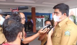 Plt.Bupati Bintan Roby Kurniawan saat diwawancara wartawan.