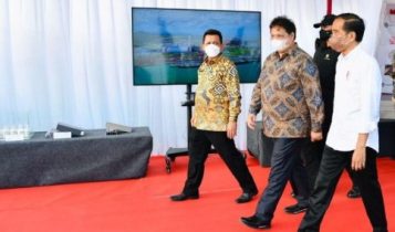 Presiden Joko Widodo Menkoperekonomian dan Gubernur Kepri Ansar Ahmad saat melakukan peninjuaan pembangunan Smelter di Bintan