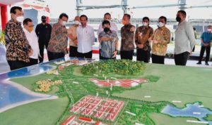 Presiden Joko Widodo bersama Menteri dan Gubernur Kepri saat meliat Market progress Investasi PT.BAI di KEK Galang Batang Bintan
