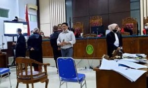 Saksi Yorioskandar saat memeriksa barang bukti dalam sidang terdakwa Apri di PN Tanjungpinang