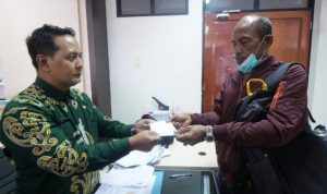 Salah satu warga ahli waris yang mendapatkan santunan duka dari Pemkab Bintan