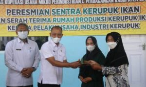 Sekda Bintan Adi Prhantara saat meresmikan Rumah Sentra Kerupuk Ikan di Bintan scaled