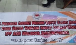 Spanduk Pak Presiden Jokowi mohon copot kajati Kepri yang tidak becus tangani kasus korupsi TPP ASN walikota Tanjungpinang scaled
