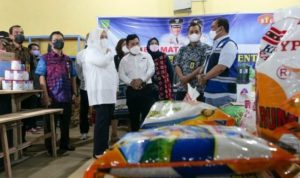 Wakil Gubernur Kepri Marlin Agustina saat meninjau Operasi Pasar Minyak Goreng dan memnberi bantuan kepada Masyarakat scaled