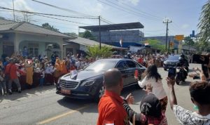 warga antusias sambut kedatangan Presiden.