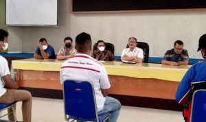 Asisten Pidana Khusus Kejati Kepri Sugeng Riady didampingi Kasipenkum dan Jaksa Koordinator memberi infromasi perkembangan Dugaan Korupsi TPP dan TPOL ke Ormas LSM di Kejati Kepri scaled