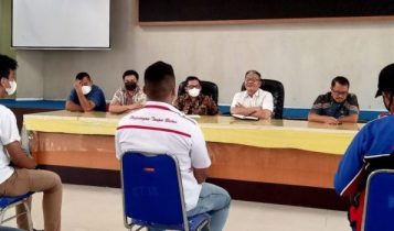 Asisten Pidana Khusus Kejati Kepri Sugeng Riady didampingi Kasipenkum dan Jaksa Koordinator memberi infromasi perkembangan Dugaan Korupsi TPP dan TPOL ke Ormas LSM di Kejati Kepri scaled