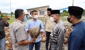 Bupati Lingga Muhammad Nizar bersama dengan Ketua DPRD Lingga Ahmad Nasiruddin meninjau pengoperasian Industri Kecil Menengah IKM kelapa di Desa Resang Bupati Lingga Muhammad Nizar bersama dengan Ketua DPRD Lingga Ahmad Nasiruddin meninjau pengoperasian Industri Kecil Menengah IKM kelapa di Desa Resang