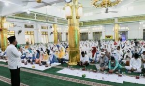 GUbernur Kepri Ansar Ahmad saat Memberi amanah pada peringatan Isra Miraj Nabi Muhammad SAW 1443 H di Masjid Raya Al Hikmah Tanjungpinang scaled