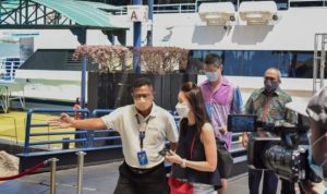General meneger PT.BRC Lagoi Abdul Wahab saat menyambut langsung wisman Pertama Travel Buble dari Singapura yang tiba di pelabuhan Bintan Telani Lagoi Bintan