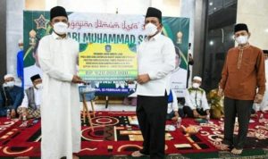 Gubernur Ansar Ahmad didampungi Karo Kesra M.Ayub saat menyerahakan Bantuan Hibah ke Masjid Al Uswah Tanjungpinang