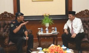 Gubernur Ansar melakukan audiensi dengan Kepala Perlindungan Sumberdaya Kelautan dan Perikanan PSDKP Batam Turman Hardianto Maha di Gedung Daerah Tanjungpinang scaled