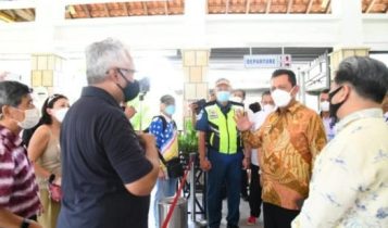 Gubernur Ansar menyambut wisman perdana dari Singapura di Pelabuhan Nongsapura.