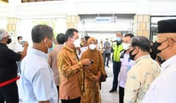 Gubernur Ansar menyambut wisman perdana dari Singapura di Pelabuhan Nongsapura.3