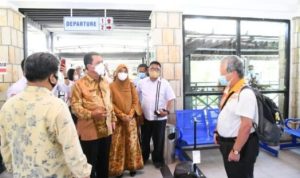 Gubernur Ansar menyambut wisman perdana dari Singapura di Pelabuhan Nongsapura.4