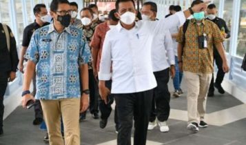 Gubernur Kepri Ansar Ahmad bersama Menteri Pariwisata meninjau kesiapan tempat pariwisata di Tanjungpinang.