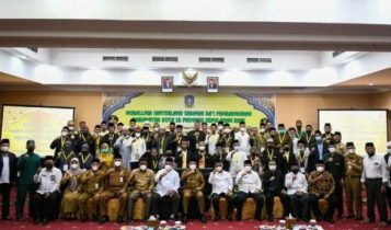 Gubernur Kepri Ansar Ahmad bersama para mubaligh yang akan ditugaskan ke pulau pulau. Gubernur Kepri Ansar Ahmad bersama para mubaligh yang akan ditugaskan ke pulau pulau.