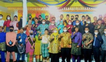 Gubernur Kepri Ansar Ahmad dan ketua I DPRD Kepri Dewi Kumala Sari Ansar serta OPD Kepri lainya saat mengunjungi dan melakukan silaturahmi dengan mahasiswa dan masyarakat Kepulauan Riau di Yogyakarta