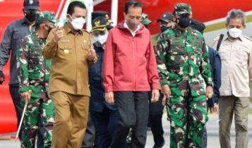 Gubernur Kepri Ansar Ahmad menyambut Presiden RI Joko Widodo yang berkunjung ke Tanjungpinang.