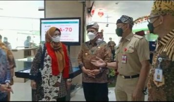 Gubernur Kepulauan Riau Ansar Ahmad melakukan studi banding terkait keberadaan mall pelayanan publik di Kabupaten Banyuwangi. Gubernur Kepulauan Riau Ansar Ahmad melakukan studi banding terkait keberadaan mall pelayanan publik di Kabupaten Banyuwangi.