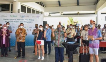 Gubernur kepri Ansar Ahmad dan Pimpinan kawasan wisata Lagoi saat menyambut Wisman Pertama Program Travel bubble di pelabuhan Internasional Bintan Telani Lagoi Bintan Gubernur kepri Ansar Ahmad dan Pimpinan kawasan wisata Lagoi saat menyambut Wisman Pertama Program Travel bubble di pelabuhan Internasional Bintan Telani Lagoi Bintan