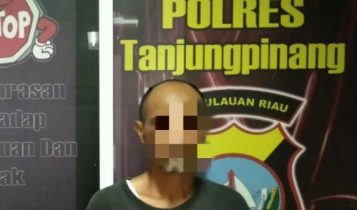 Kakek tiri bejat tersangka Sr dimakan Polisi karena mencabuli tiga korban anak dibawah umur Kakek tiri bejat tersangka Sr dimakan Polisi karena mencabuli tiga korban anak dibawah umur